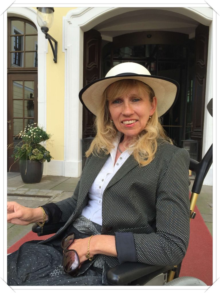 saskia-busch-kinzel-mit-hut-und-geschmackvollem-outfit-steht-fuer-einen-eleganten-lebensstil
